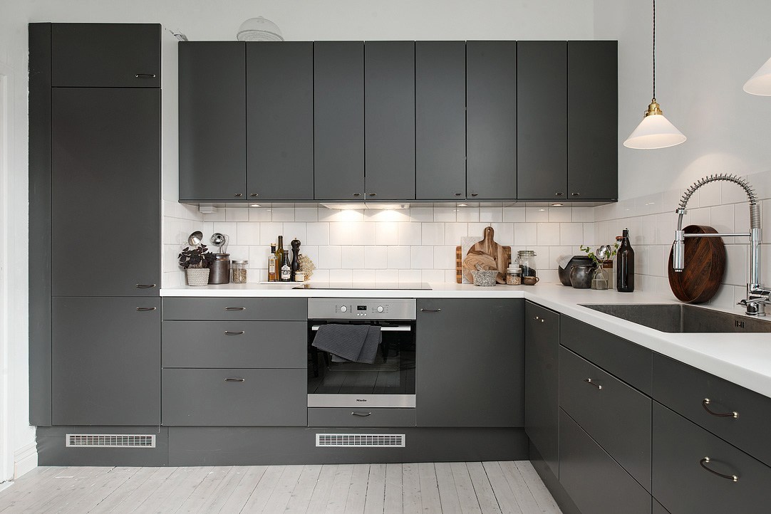 Черный кухонный шкаф