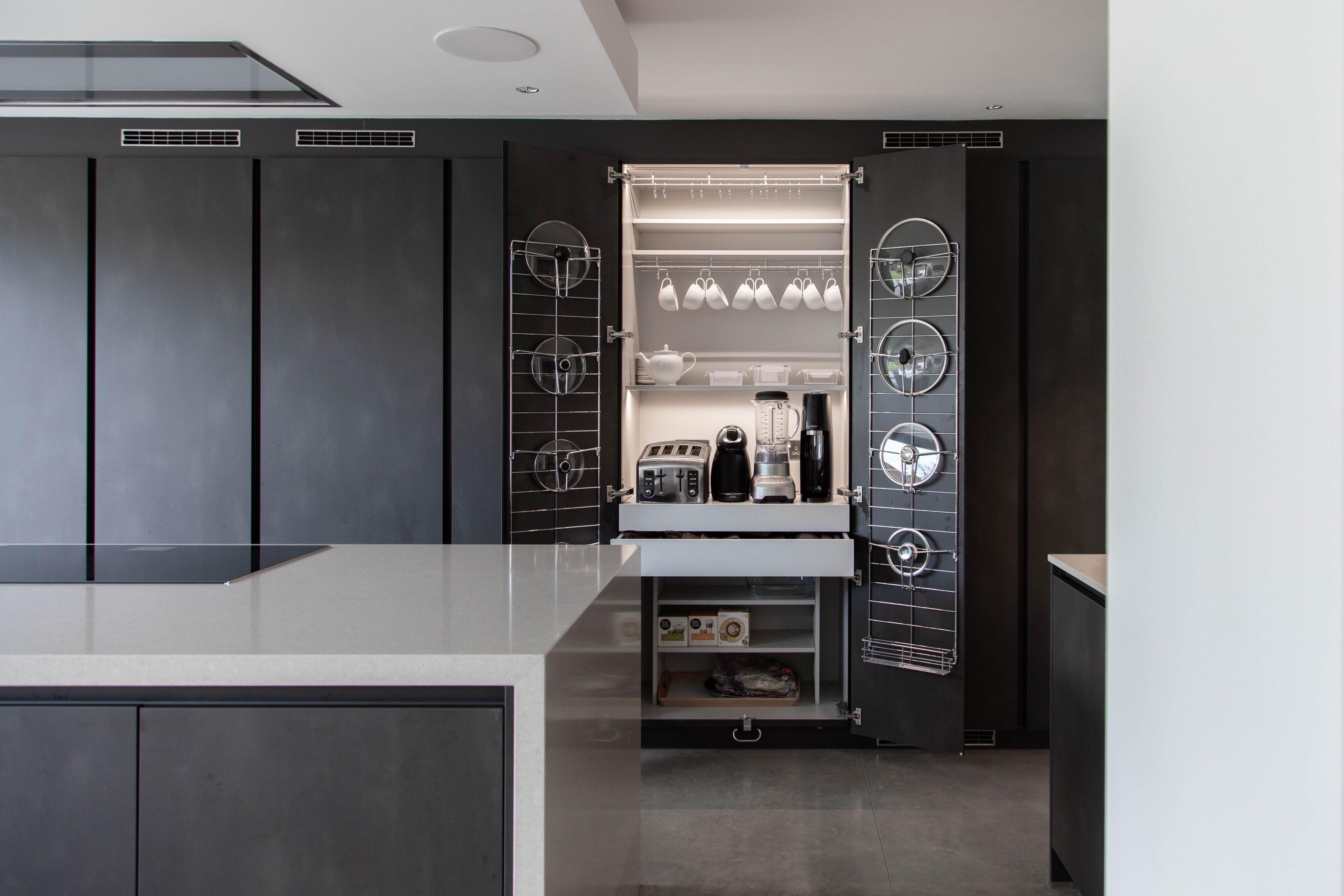 Серый кухонный шкаф