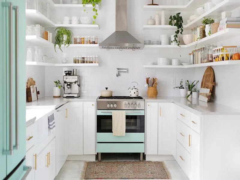 Лоснистой белой твердой древесины отлакировали кухонные шкафы для небольших кухонь