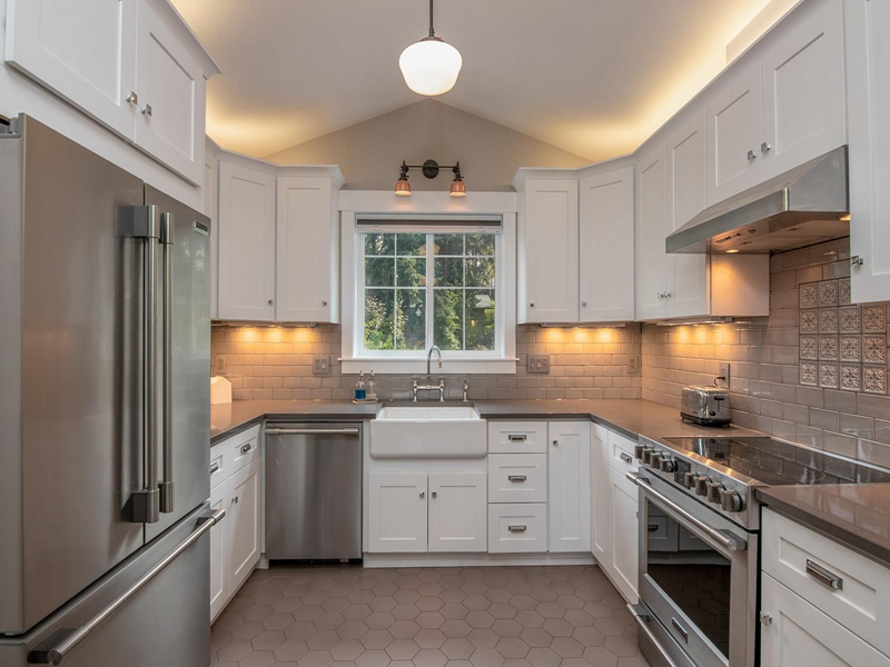 Высококачественные практичные белые лакированные кухонные шкафы из цельного дерева в стиле шейкера
