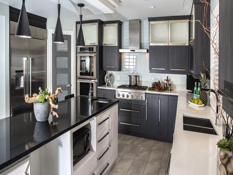 Наградные белые отлакированные кухонные шкафы твердой древесины с черными Кунтертопс