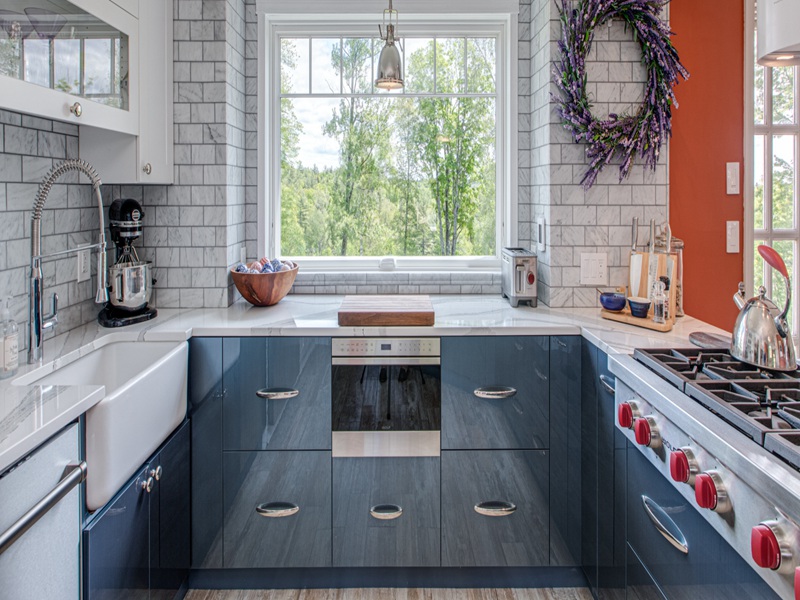Элегантные голубые глянцевые кухонные шкафы с акриловым финишем из цельной древесины