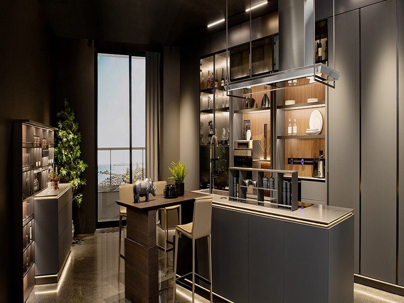 Итальянский свет, роскошный стиль, светло-серый лак, кухонные шкафы из цельного дерева с хранилищем для винного холодильника