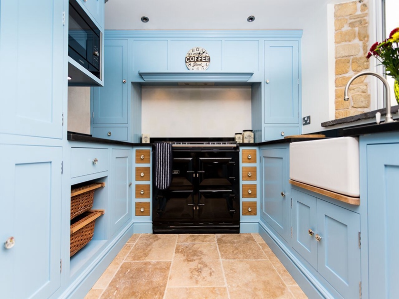 Кухонный шкаф, отделанный синим лаком 
