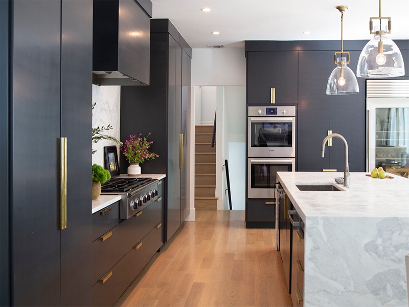 Современный стиль, матовый черный лак, плоские кухонные шкафы с красивой кварцевой столешницей