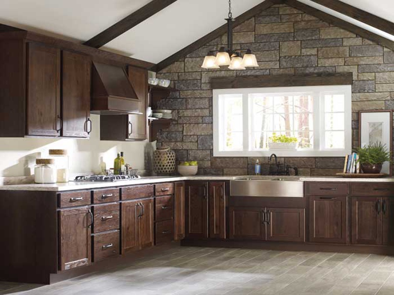 Кухонные шкафы панели твердой древесины темно-коричневого цвета в деревенском стиле с красивой формой