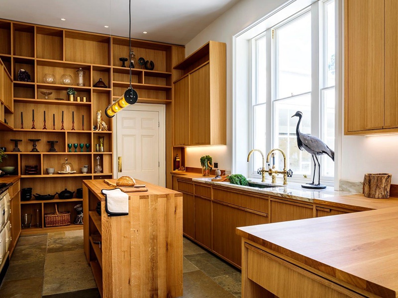 Кухонные шкафы из цельной древесины в современном стиле с открытыми полками