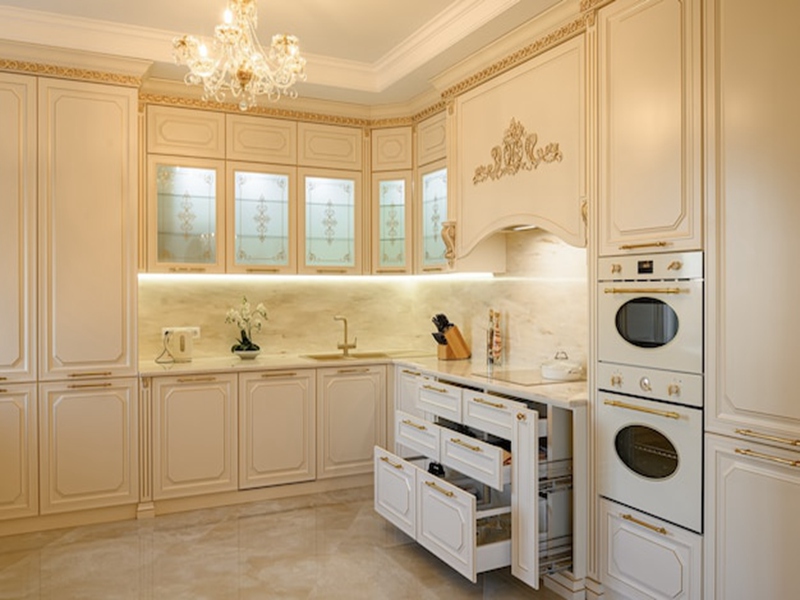 Кухонные шкафы сплошного цвета в стиле шейкера с великолепной линией верха