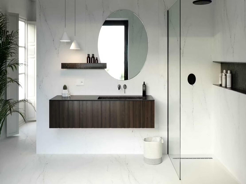 Кухонный шкаф из цельной древесины в современном стиле с красивой текстурой древесины