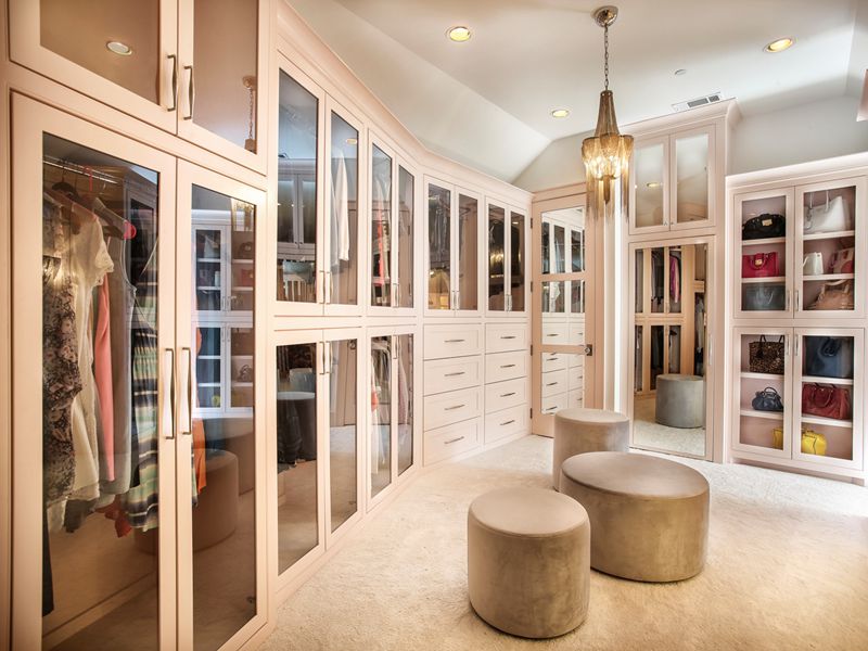 Роскошная гардеробная во французском стиле со стеклянными дверями в алюминиевой рамке цвета шампанского