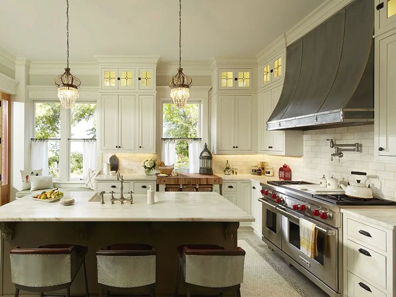 Кухонные шкафы из цельной древесины в стиле шейкера, чисто белые лакированные, со стеклянными панелями