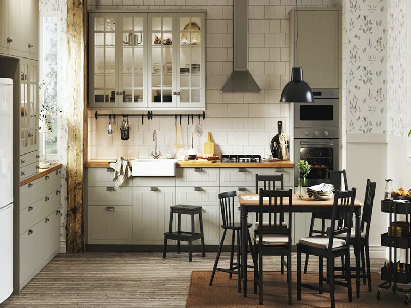 В современном стиле белые лакированные кухонные шкафы из МДФ с дверным молдингом