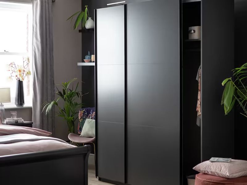 Современный черный матовый лакированный шкаф из цельного дерева с дизайном раздвижной двери