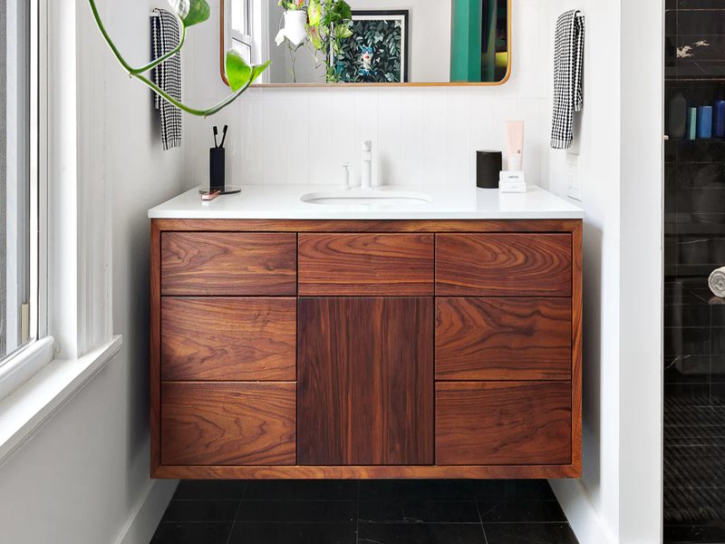 Шкаф для ванной комнаты из массива ореха в современном стиле с местом для хранения