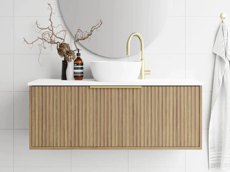 Умывальник для ванной комнаты с деревянной отделкой и гофрированным дизайном