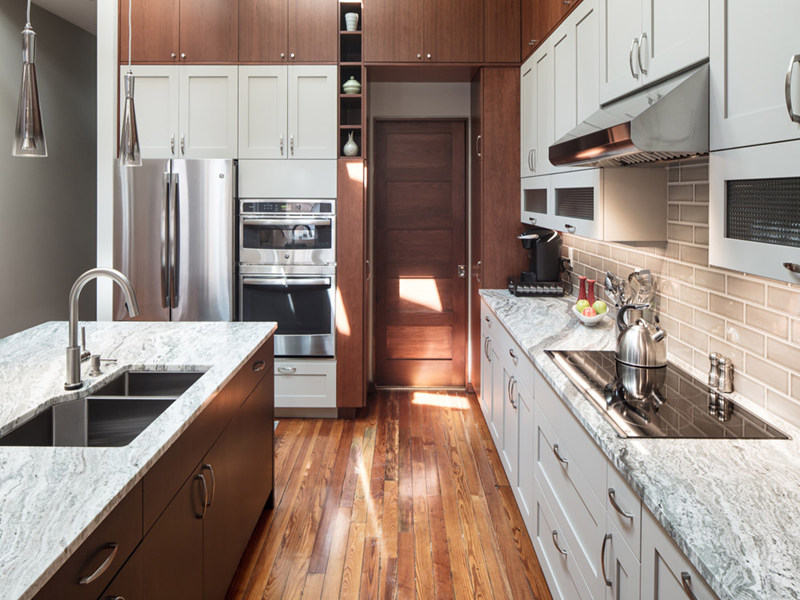 Белый кухонный шкаф в стиле шейкер с дизайном кухонного острова