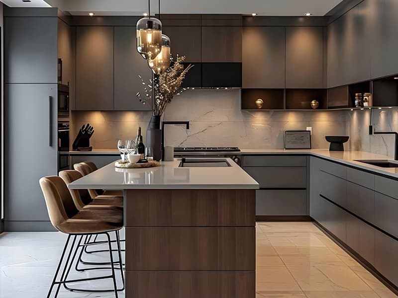 Современные идеи дизайна кухонных шкафов в темных тонах: элегантный и функциональный тренд 2026 года.